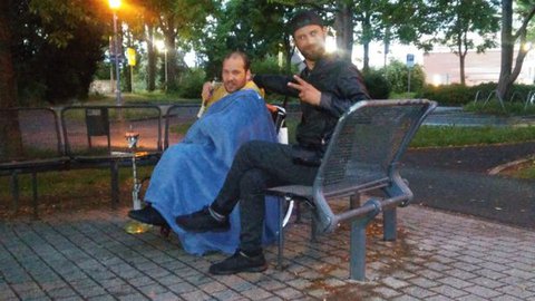 Markus beim Shisha-Rauchen im Park. Rechts neben ihm sein Assistent