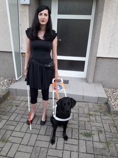 Jennifer Sonntag mit ihrem Führhund Paul vor der Haustür