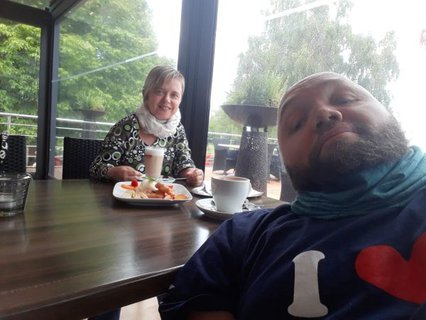 Denise Schafer und Ronny Blume beim Kaffeetrinken im Restaurant