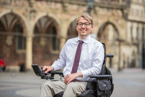 Arne Frankenstein mit Elektrorollstuhl in Bremen
